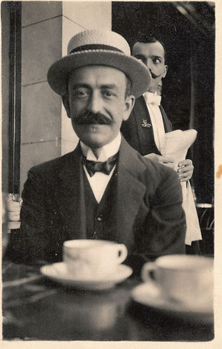 1170 bis-3 Falla sentado en un café.jpg