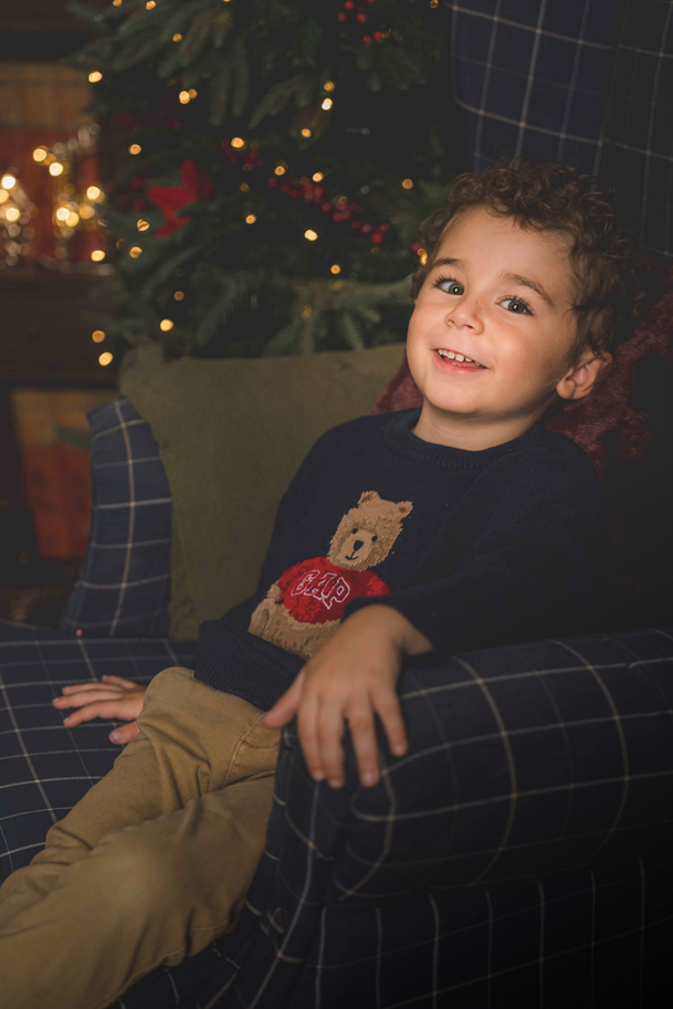 Sesión de fotografía infantil de Navidad 2026 en Castellón, con decoración clásica y luces cálidas.