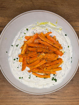 Carottes rôties aux épices, sauce yaourt à la Grecque aux fines herbes