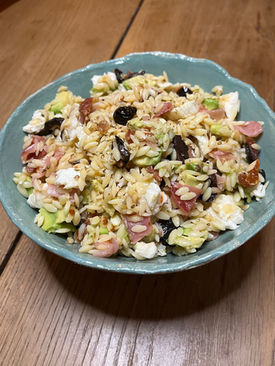 Salade d'orzo, tomates séchées, mozza, jambon cru, olive, avocat