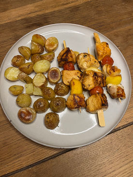 Brochettes de poulet marinées citron-thym & grenailles confites
