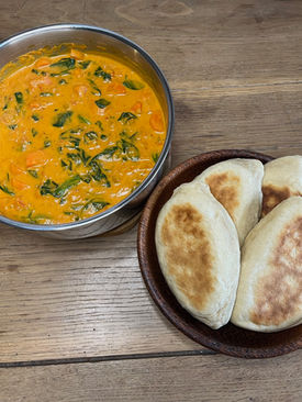 Curry végétarien, patate douce, butternut, carotte, épinard et cheese naan