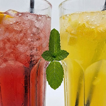 Hausgemachte Erdbeer-Limette Limonade und Mango-Lemongrass Limonade