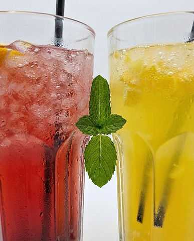 Hausgemachte Erdbeer-Limette Limonade und Mango-Lemongrass Limonade