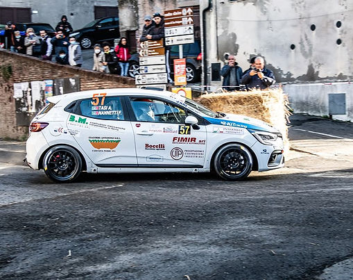 Inizia la competizione sul fondo sterrato