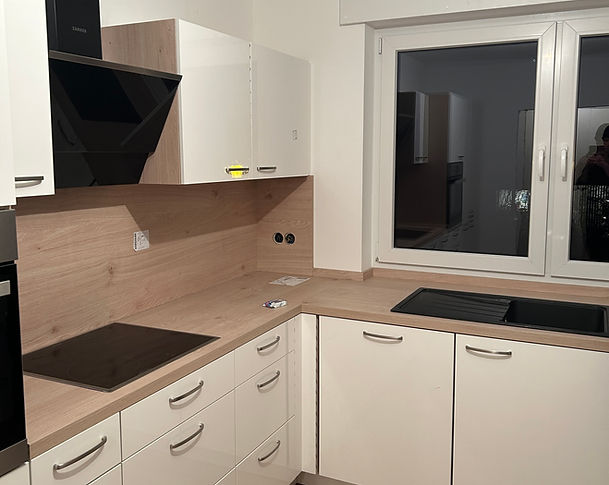 Neue Küchenarbeitsplatte und Rückwand nach Küchenmontage in Paderborn.