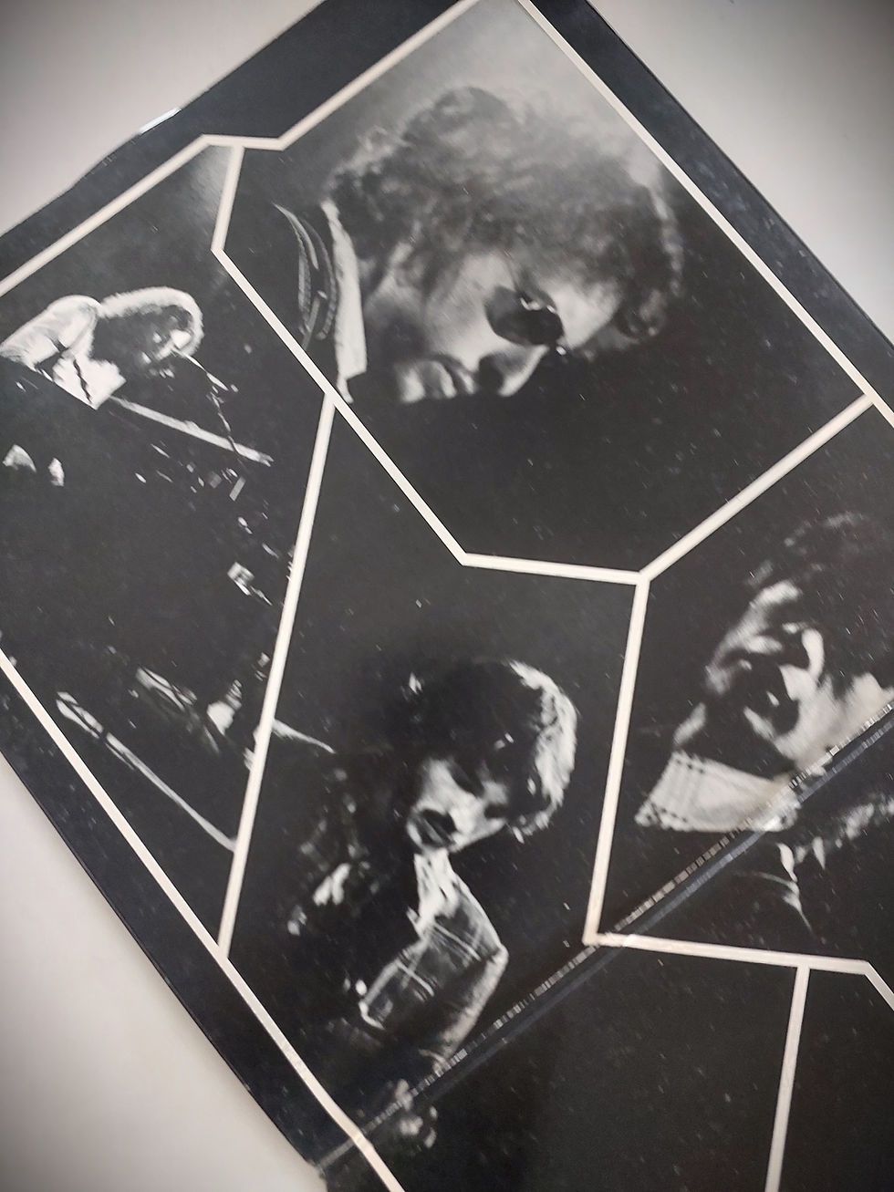 Miniatura: Capa dupla interna do LP Before The Flood de Bob Dylan & The Band com fotos e arte original da edição