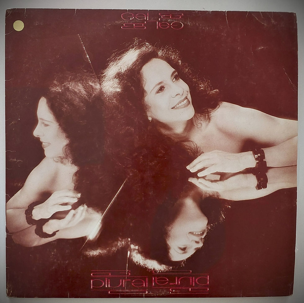 Capa do LP Plural de Gal Costa, lançado em 1990 pela RCA. Álbum da fase madura da cantora, reunindo MPB, pop brasileiro e int