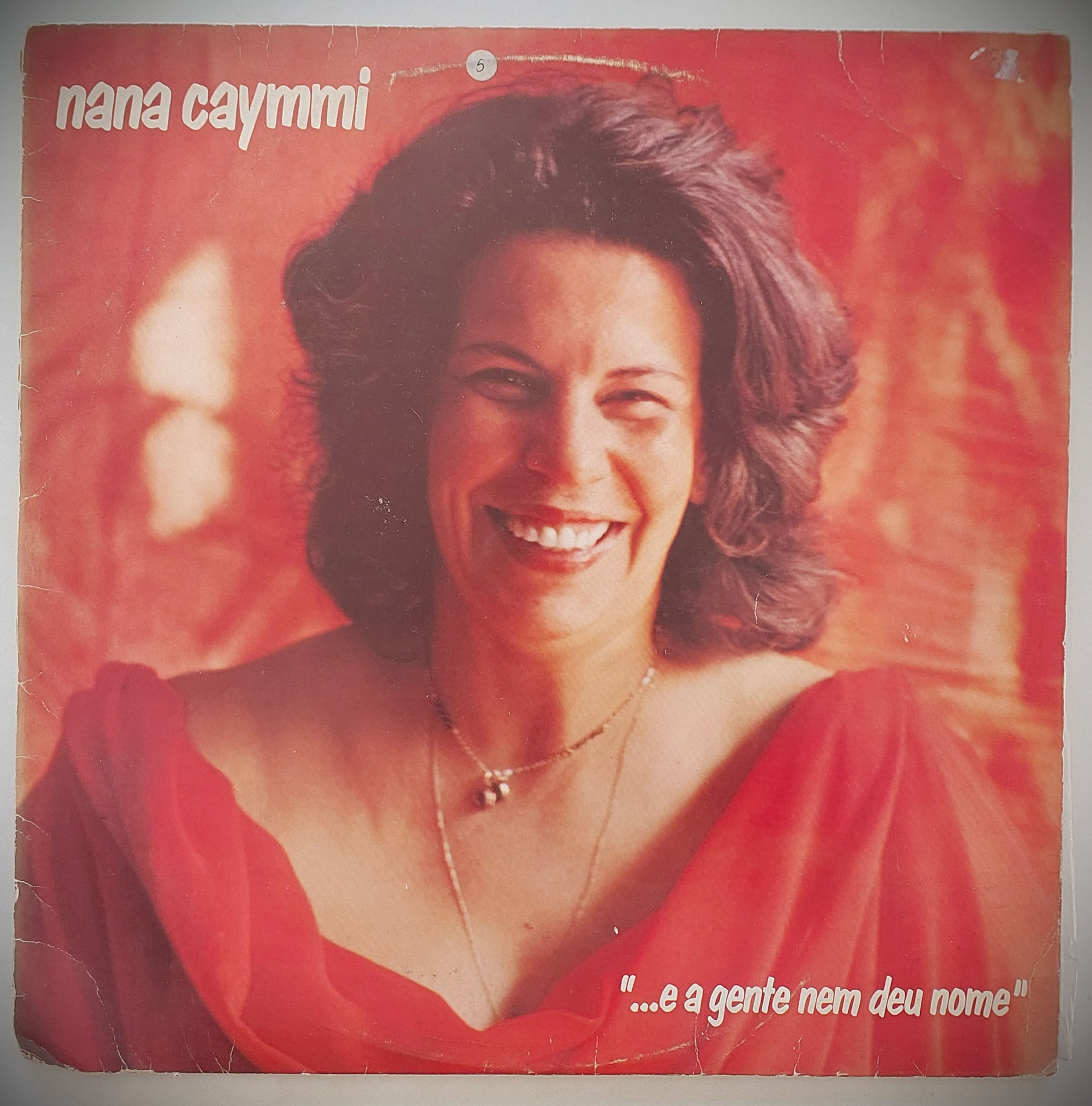 Capa do LP Nana Caymmi – E a Gente Nem Deu Nome, edição EMI-Odeon de 1981