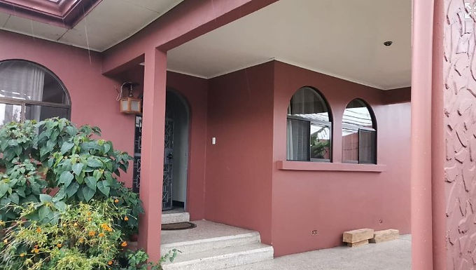 Se alquila casa amplia, 1 planta, uso de suelo mixto