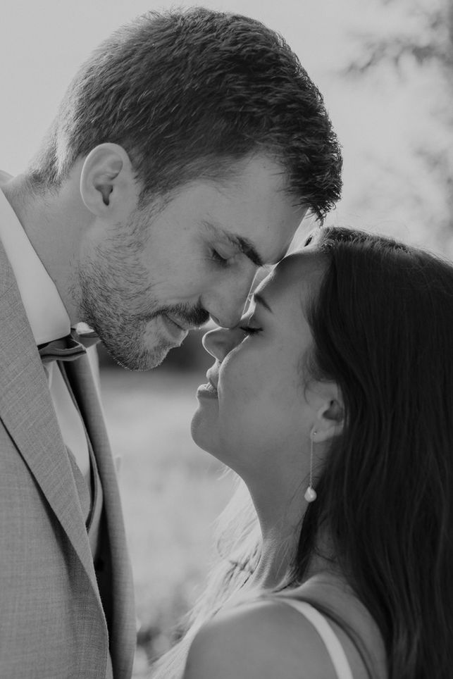 ein sich küssendes Brautpaar