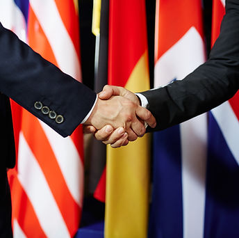 Apretón de manos con banderas
