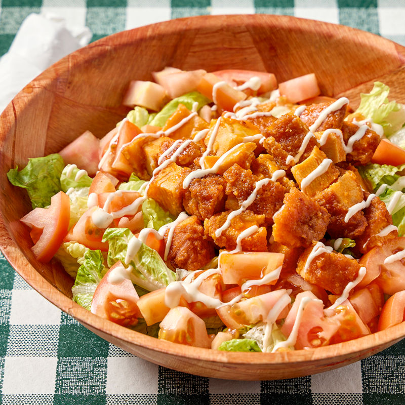 Ensalada con pechuga de pollo frito