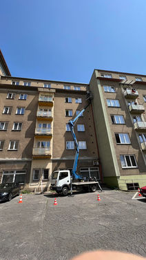 Oprava nesoudržné fasádní omítky v Třinci