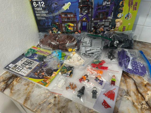 Thumbnail: LEGO Scooby Doo 75904 Mystery Mansion (Used, Complete) - Velma, Daphne, Scooby