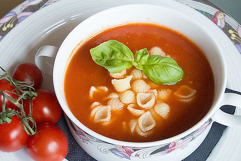 tomatensuppe-mit-nudeln-und-basilikum.jpg