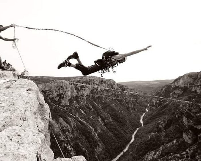 Saut pendulaire dans le vide au Verdon