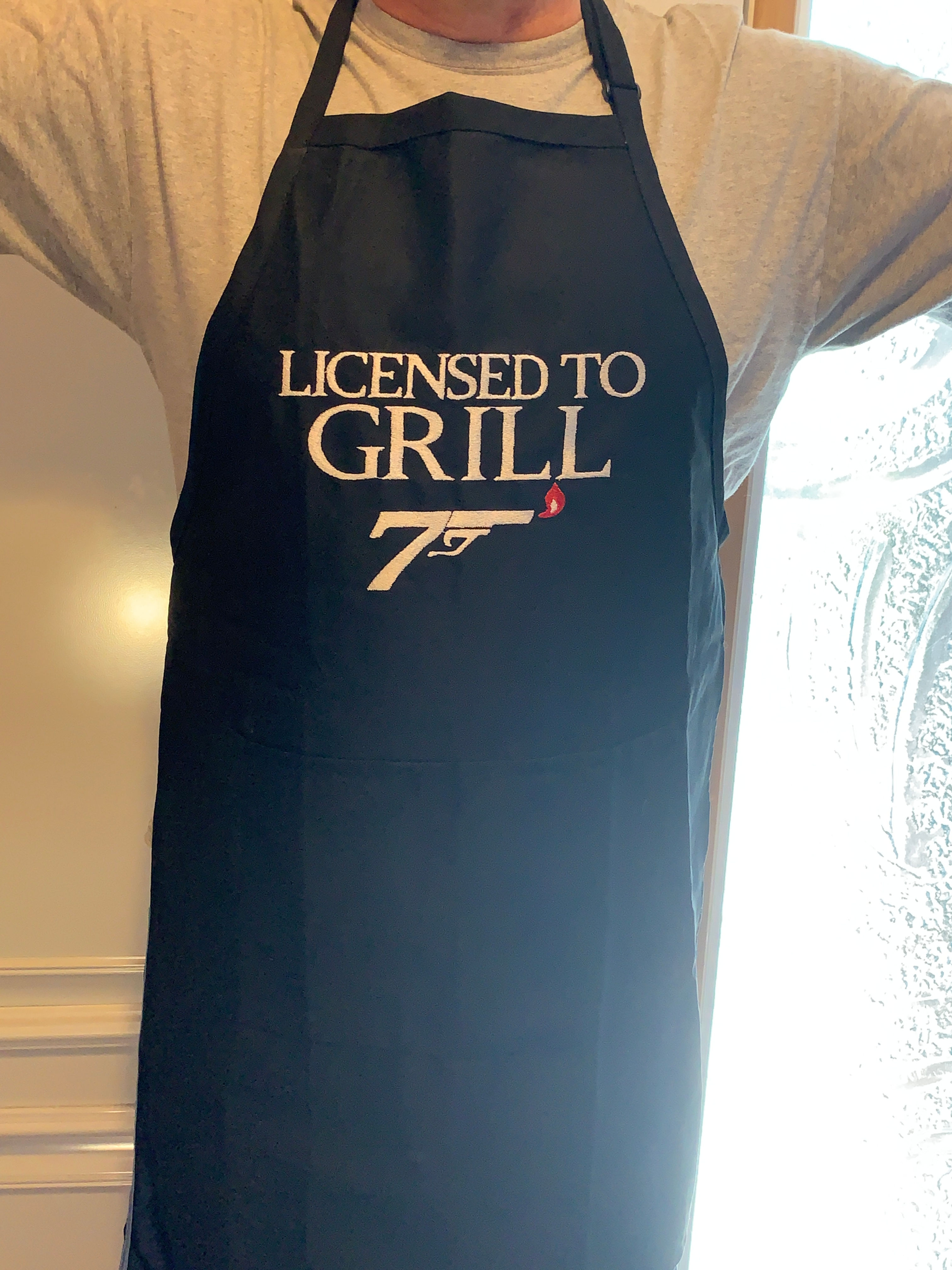 APRON - Licensed to Grill