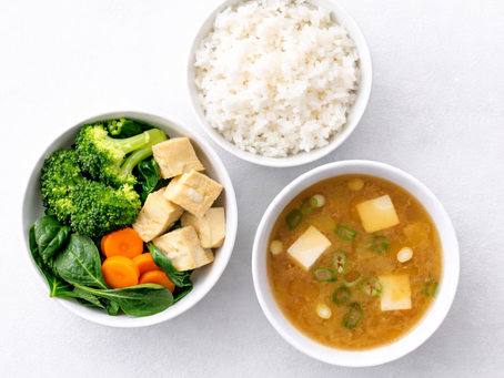 Piatto macrobiotico giapponese con riso, zuppa di miso, verdure e tofu