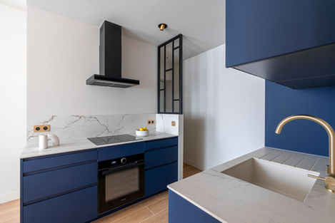 cuisine ouverte, verrière, hotte murale, prise laiton brossé, crédence