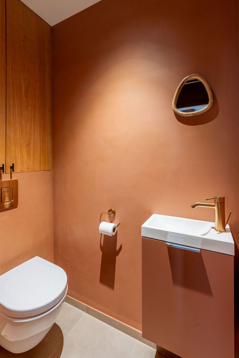 wc suspendu, mini meuble vasque gain de place, mitigeur cuivre brossé, plaque de déclenchement cuivre brossé, miroir en bois de manguier, menuiserie plaquage merisier