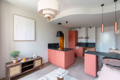 Séjour, cuisine centrale, salon, meuble TV, courbure faux plafond