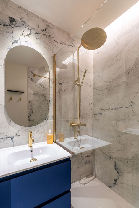 salle d'eau, grès cérame effet marbre, robinetterie laiton, miroir oblong, paroi verre fixe, luxe