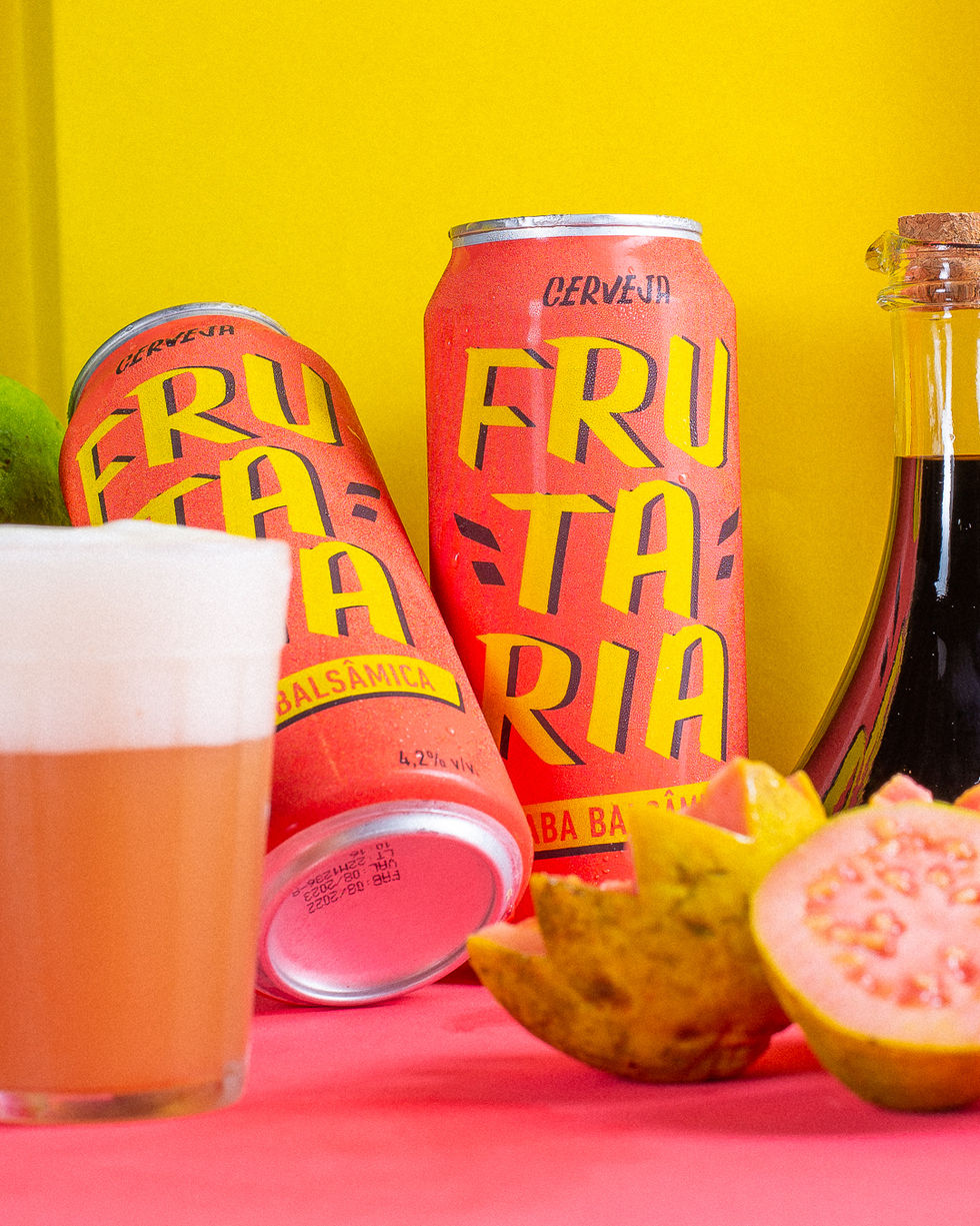 Garrafa da cerveja Goiaba Balsâmica com composição visual que harmoniza com o rótulo e os sabores da bebida.