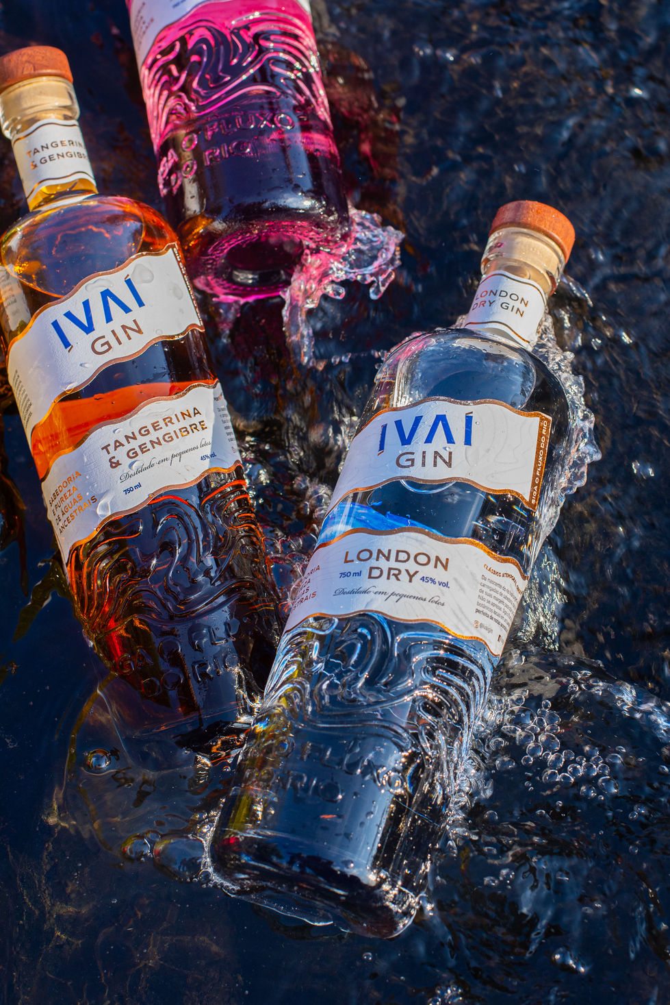 Gins da destilaria Ivaí com garrafas em relevo, drinks autorais e cenário elegante em mármore e natureza.