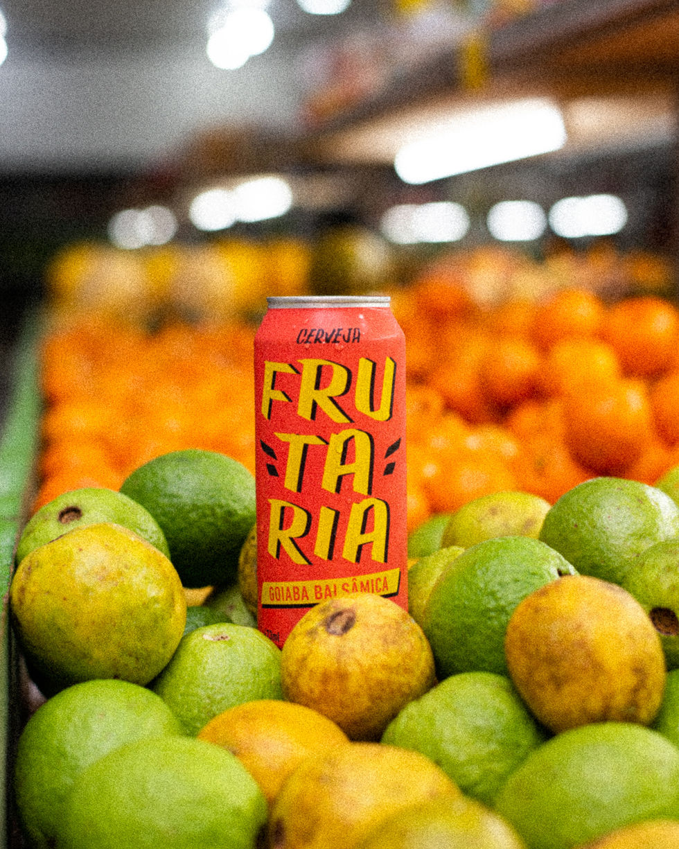 Garrafa da cerveja Goiaba Balsâmica com composição visual que harmoniza com o rótulo e os sabores da bebida.