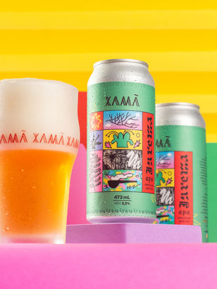Fotografia de produto em estúdio das cervejas artesanais da Cervejaria Xamã,
 com cenários color block criativos para uso em publicidade.