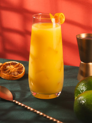 Mocktails coloridos servidos em copos de cristal sem haste da linha Easy da Oxford, com frutas frescas em cenário color block