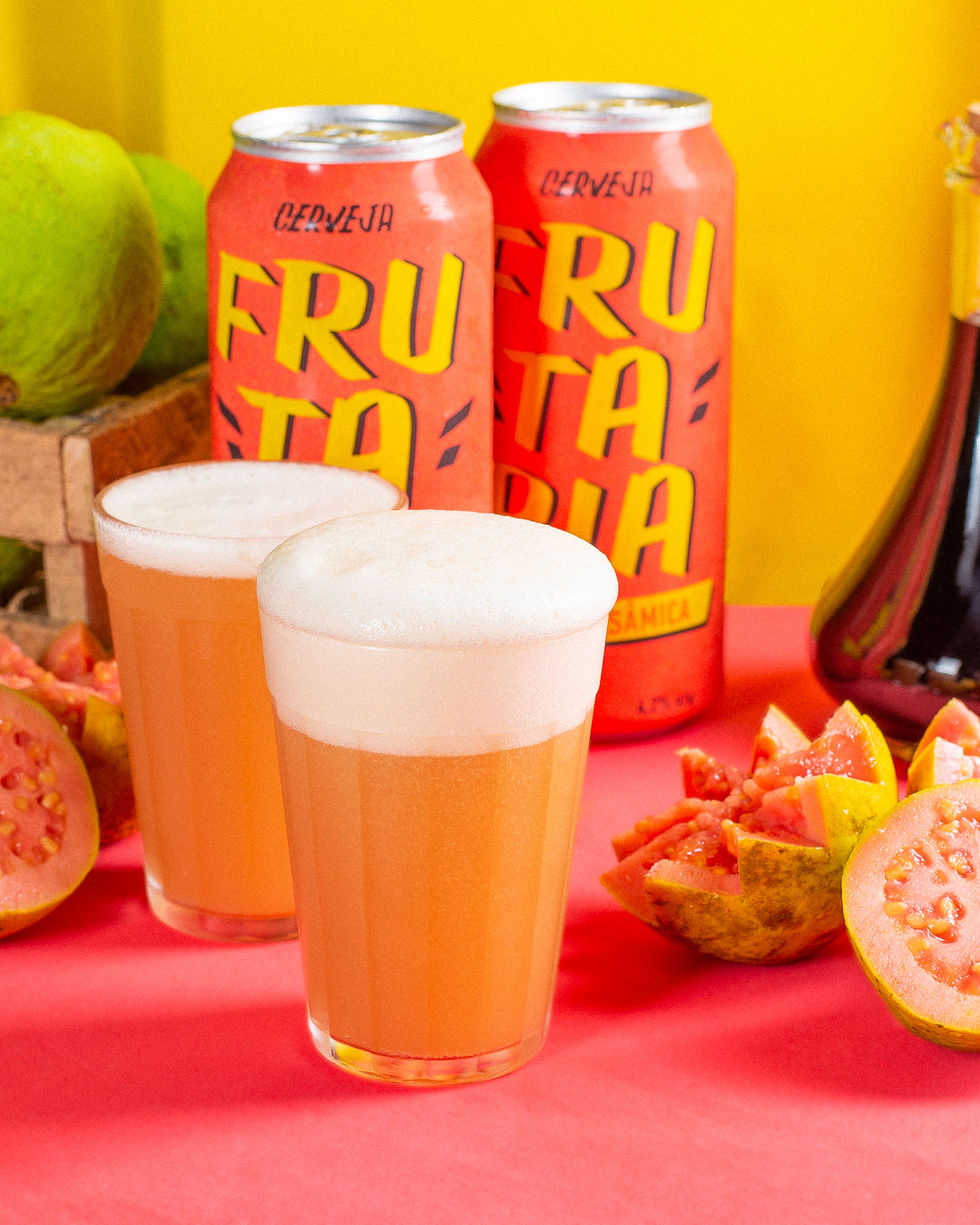 Garrafa da cerveja Goiaba Balsâmica com composição visual que harmoniza com o rótulo e os sabores da bebida.
