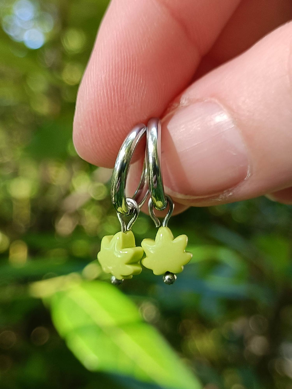 Miniature : Créoles 14 mm argent avec breloque mini feuille vert anis