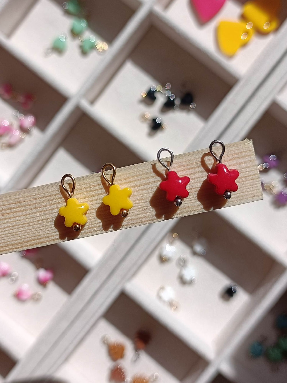Miniature : Breloques mini fleur faites main en pâte polymère, bijoux modulables Atelier Vert Sapin