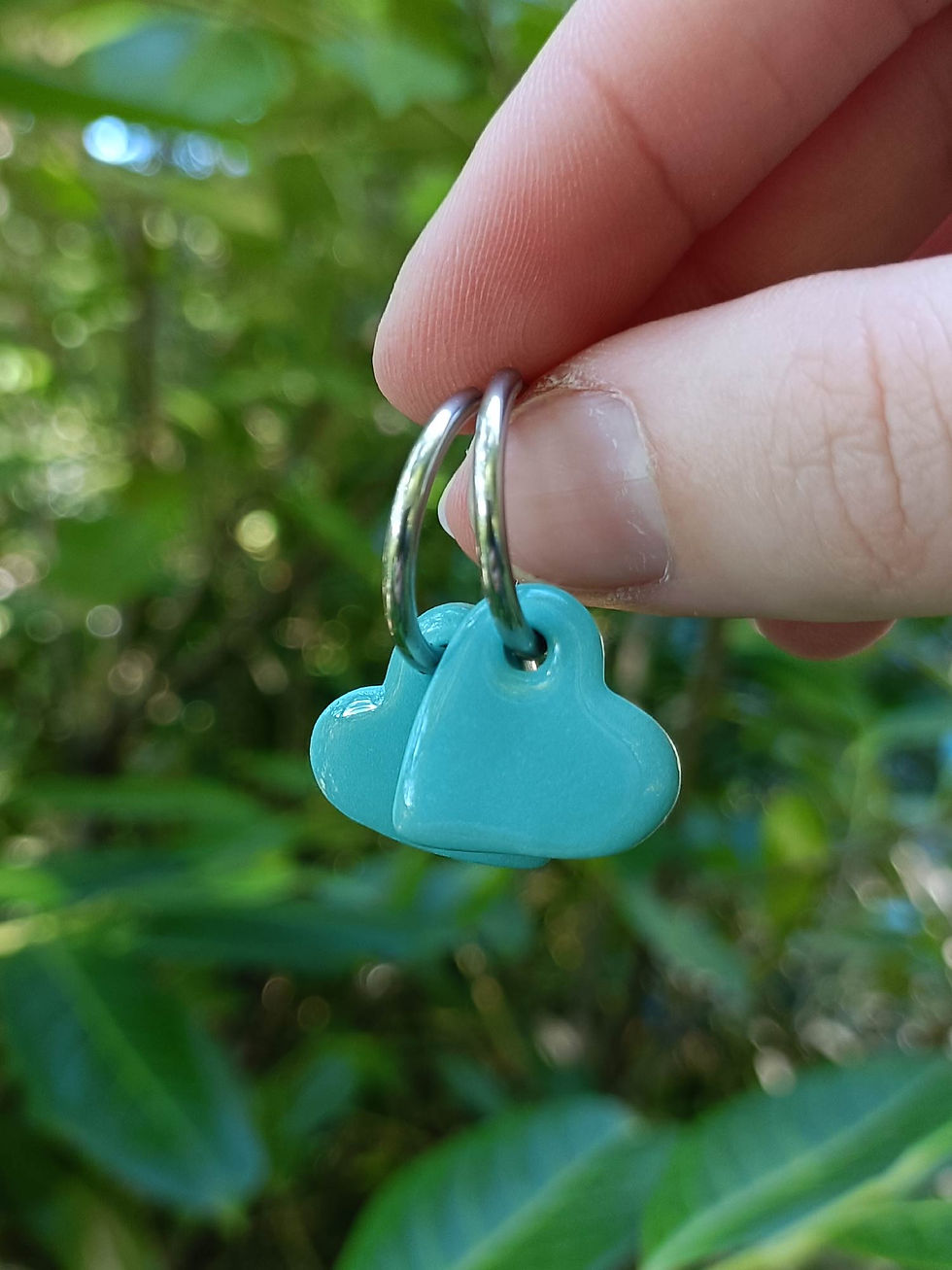 Miniature : Breloques coeur bleu portées sur créoles argent 20 mm en acier inoxydable