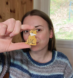 Célia en train de montrer une création artisanale.