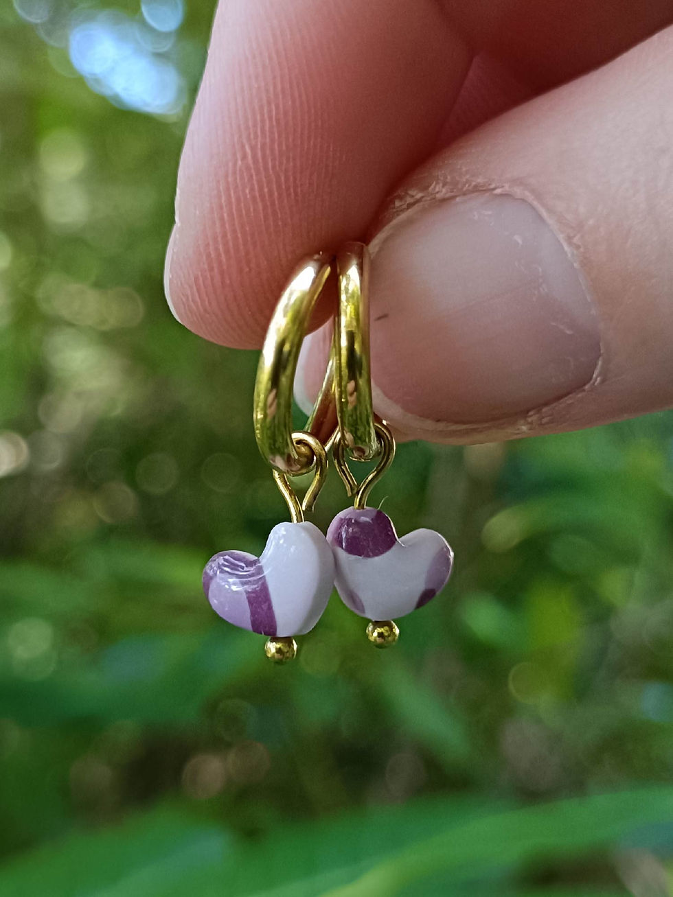 Miniature : Breloques mini coeur léopard violet portées sur créoles 14 mm en acier inoxydable