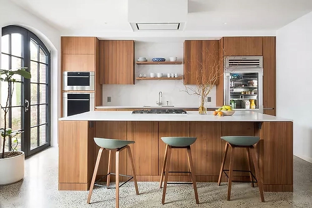 Open Layout
Custom cabinetry and artisanal finishes.