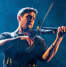 Thoren-on-stage-with-the-Driftwood-Violin-in-Lost-at-Sea-e1556711603956-618x372.jpg