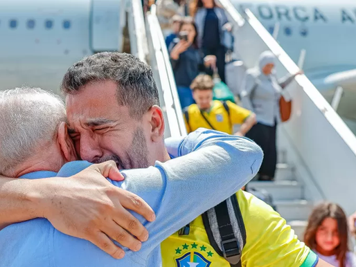 Avião da Força Aérea Brasileira (FAB) chegou a São Paulo trazendo brasileiros resgatados do Líbano.