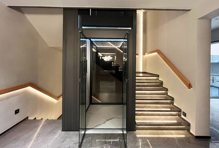 Residential hydraulic elevator