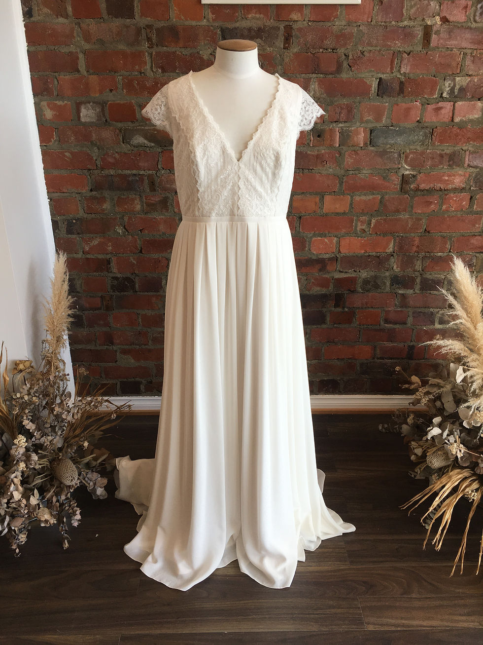 Thumbnail: Diana Sample - Size 16 (Ivory)