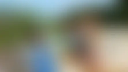 Une femme qui est assise et qui découvre la ville