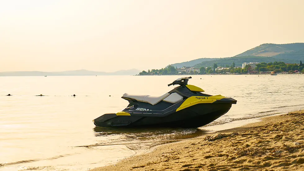 photo d'un jet ski sur le bord de la plage