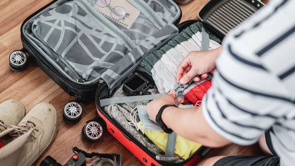 une personne qui fait sa valise