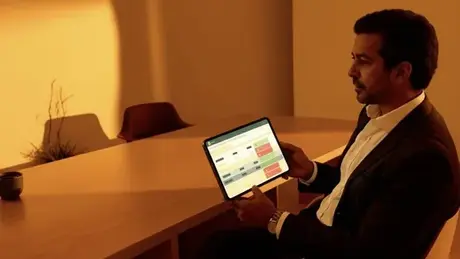 Contador mexicano usando ButterBuck para automatizar reportes financieros en un entorno moderno.