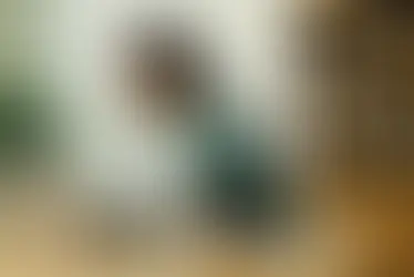 Contadora profesional usando una tablet en un escritorio limpio, simbolizando la automatización contable.