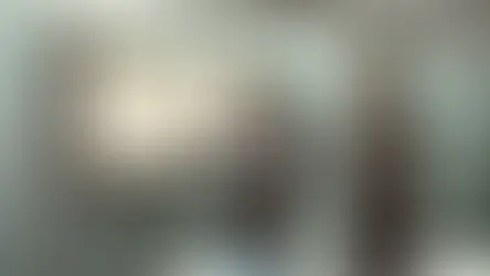 Contadora presentando un dashboard financiero ejecutivo (KPIs) a un Director General.