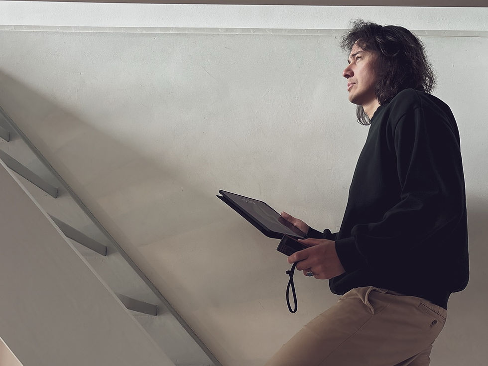 Man loopt met iPad en distometer van Leica op een trap naar boven